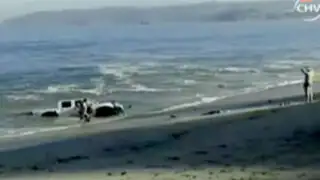 Chile: jóvenes recuperan vehículo que fue arrastrado por el mar
