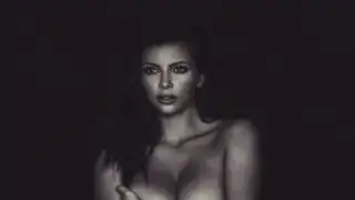 Kim Kardashian se desnuda nuevamente por el Día Internacional de la Mujer