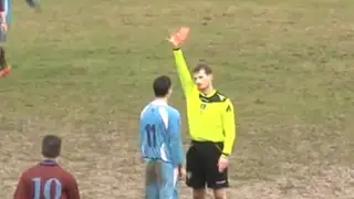 VIDEO: descontrolado jugador dio tremenda patada a árbitro