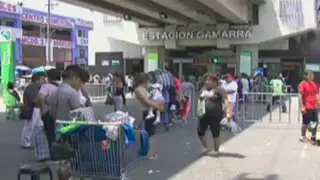 Ambulantes toman exteriores de estaciones del Metro de Lima