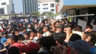Decenas de estudiantes protestan por vacantes en la Universidad La Cantuta