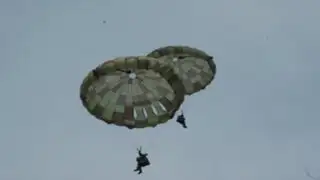 La dramática caída de un paracaidista que lucha desesperadamente por salvar su vida