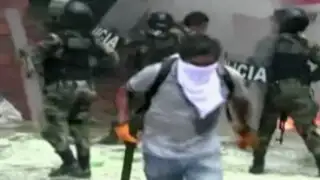 Cusco: policías son atacados con bombas molotov en violento desalojo