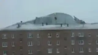 Rusia: fuerte viento provoca que techo de edificio se desplome