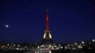 La Torre Eiffel se iluminó con los colores de Bélgica tras atentados en Bruselas