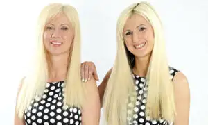Inglaterra: madre gasta miles de dólares para parecer gemela de su hija