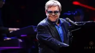 Elton John es denunciado por acoso sexual
