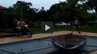 VIDEO: el motociclista que quedó en ridículo al intentar una curiosa maniobra