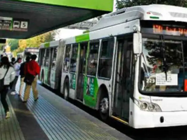 Chile: agreden a peruano en bus de transporte público