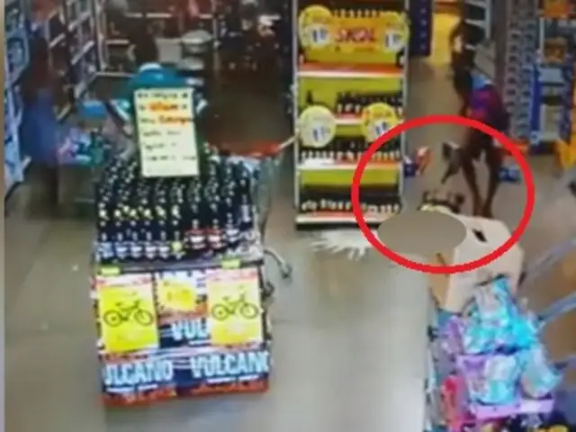 Cámaras de seguridad registran a sicarios baleando a su víctima en un supermercado