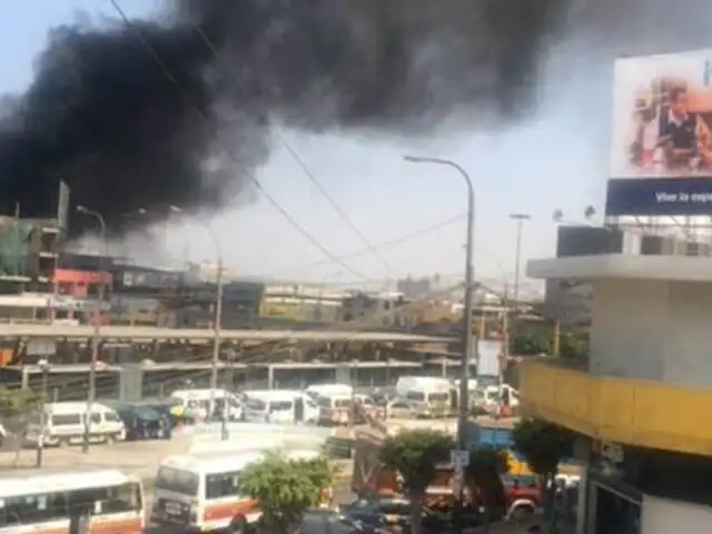 Incendio en carpintería de metalmecánica alarmó a vecinos de Independencia