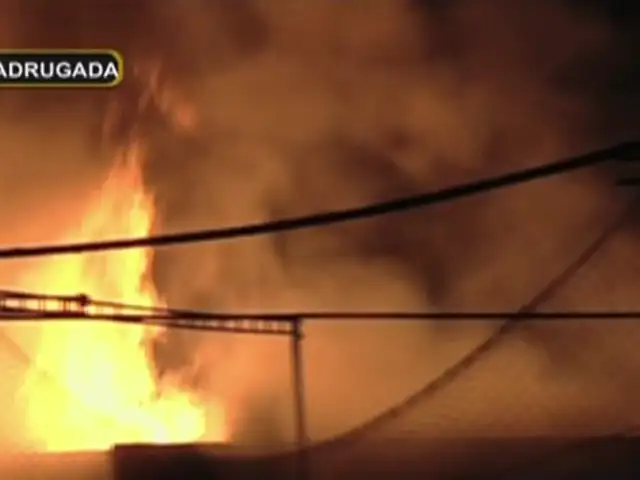 Incendio de proporciones consume planta de reciclaje en Huachipa