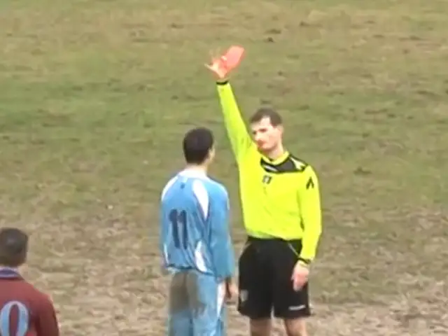 VIDEO: descontrolado jugador dio tremenda patada a árbitro