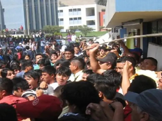 Decenas de estudiantes protestan por vacantes en la Universidad La Cantuta