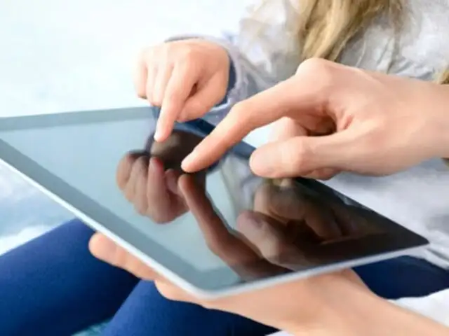 Atención padres: consejos para evitar riesgos visuales por tablets y celulares en escolares