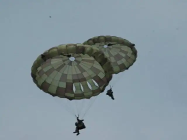 La dramática caída de un paracaidista que lucha desesperadamente por salvar su vida