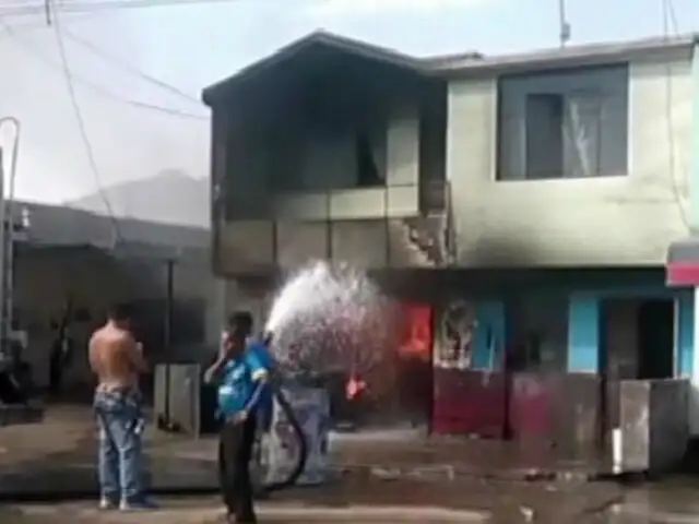 Voraz incendio destruyó taller de pintura en Trujillo