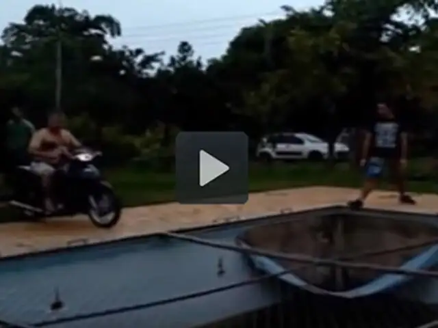 VIDEO: el motociclista que quedó en ridículo al intentar una curiosa maniobra