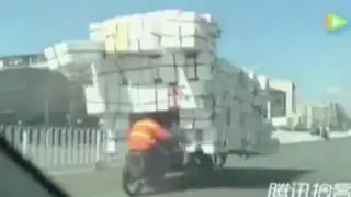 VIDEO: conductor lleva decenas de cajas en pequeño vehículo en China