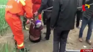 VIDEO: dramático rescate de mujer que cayó a pozo en China