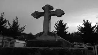 Argentina: fue a pasear al cementerio y terminó muerto en una tumba