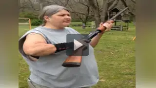 VIDEO: destruyó el iPhone de su hijo con una escopeta para exigirle mayor atención