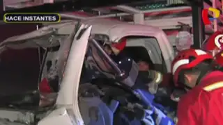 Lurigancho: chofer queda atrapado en furgoneta tras aparatoso choque