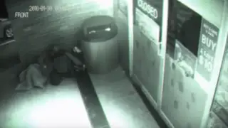 VIDEO: registran supuesto fantasma cruzando la puerta de un local