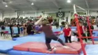 Canadá: entrenador salva a gimnasta con espectacular maniobra