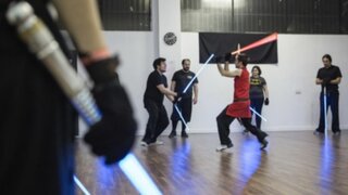 Star Wars: escuela para manejo de espadas láser es sensación en Inglaterra