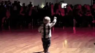 Niño de 2 años arrasa en Internet bailando como Elvis Presley