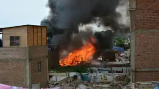 Voraz incendio arrasó con vivienda en Surco