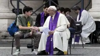 Papa Francisco confesó a jóvenes en plena Plaza de San Pedro