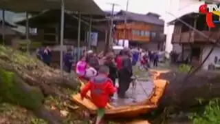 China: fuertes lluvias destruyen casas y puentes