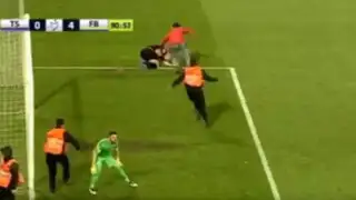 VIDEO: hincha golpea salvajemente a árbitro en pleno partido de fútbol