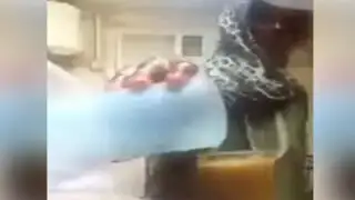 VIDEO: sorprenden a trabajadora del hogar echando orina en el jugo de su jefe