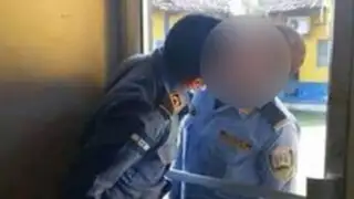 FOTOS: policías hondureños son sancionados por besarse en comisaría