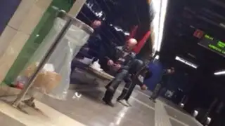 Hombre es captado consumiendo heroína en pleno metro de Barcelona