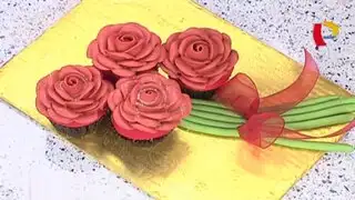 Aprende a decorar los muffins con pétalos de rosa