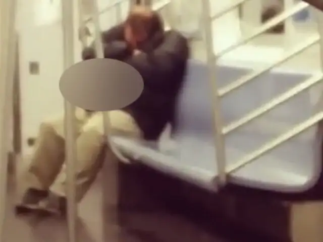 VIDEO: dormía placenteramente en el metro hasta que algo perturbó su sueño