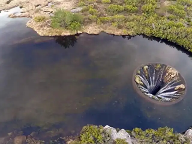 VIDEO: ¿Qué es exactamente este misterioso agujero en un lago de Portugal?