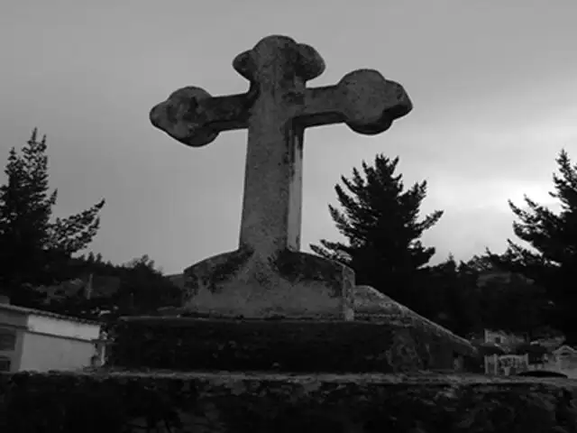 Argentina: fue a pasear al cementerio y terminó muerto en una tumba