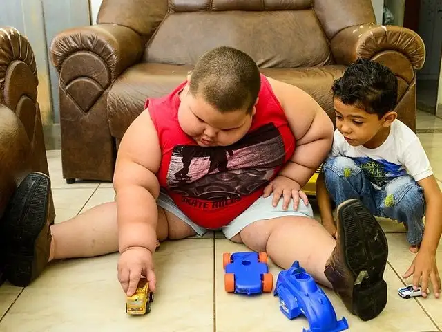 Niño de solo 5 años que pesa 80 kilos preocupa a médicos en Brasil