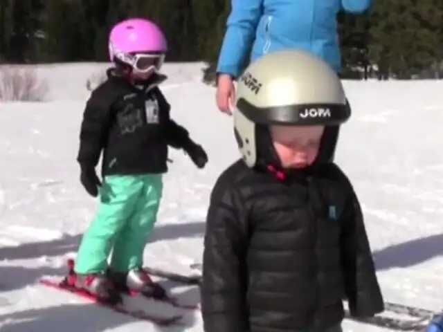 VIDEO: tierno niño se queda dormido mientras esquiaba