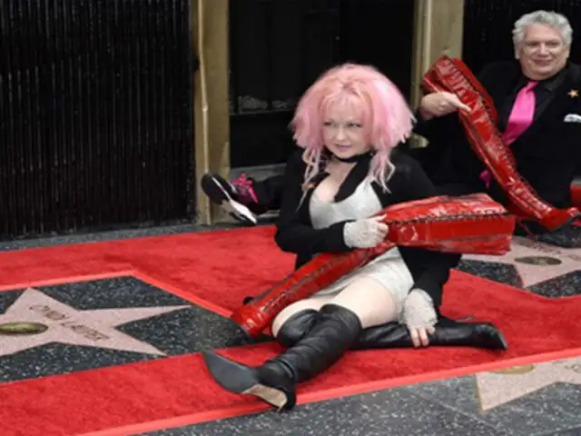 Cyndi Lauper develó estrella en Paseo de la Fama de Hollywood