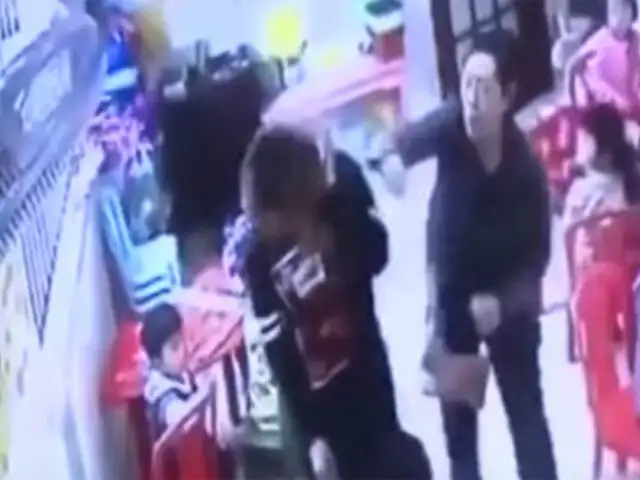 VIDEO: abuela golpea a profesora que maltrataba constantemente a su nieta