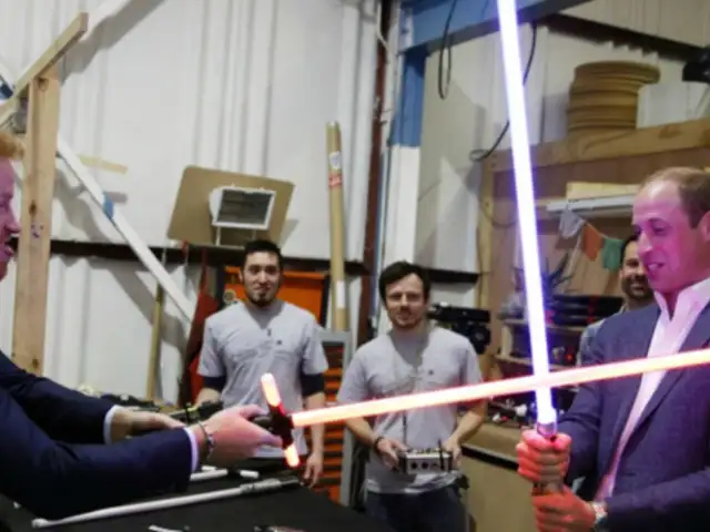 Príncipes Guillermo y Harry visitan mundo Star Wars