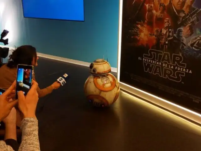 Star Wars: inauguran exposición de BB-8 para crear hospital de niños