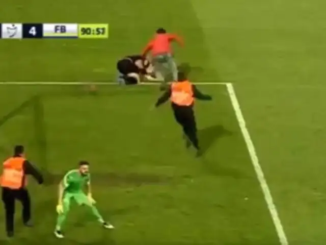 VIDEO: hincha golpea salvajemente a árbitro en pleno partido de fútbol