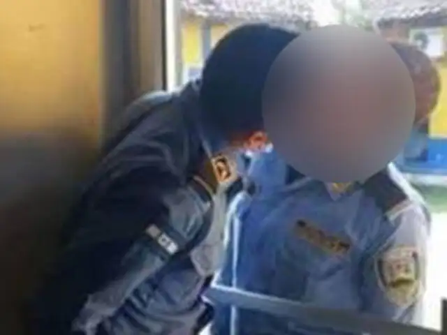 FOTOS: policías hondureños son sancionados por besarse en comisaría